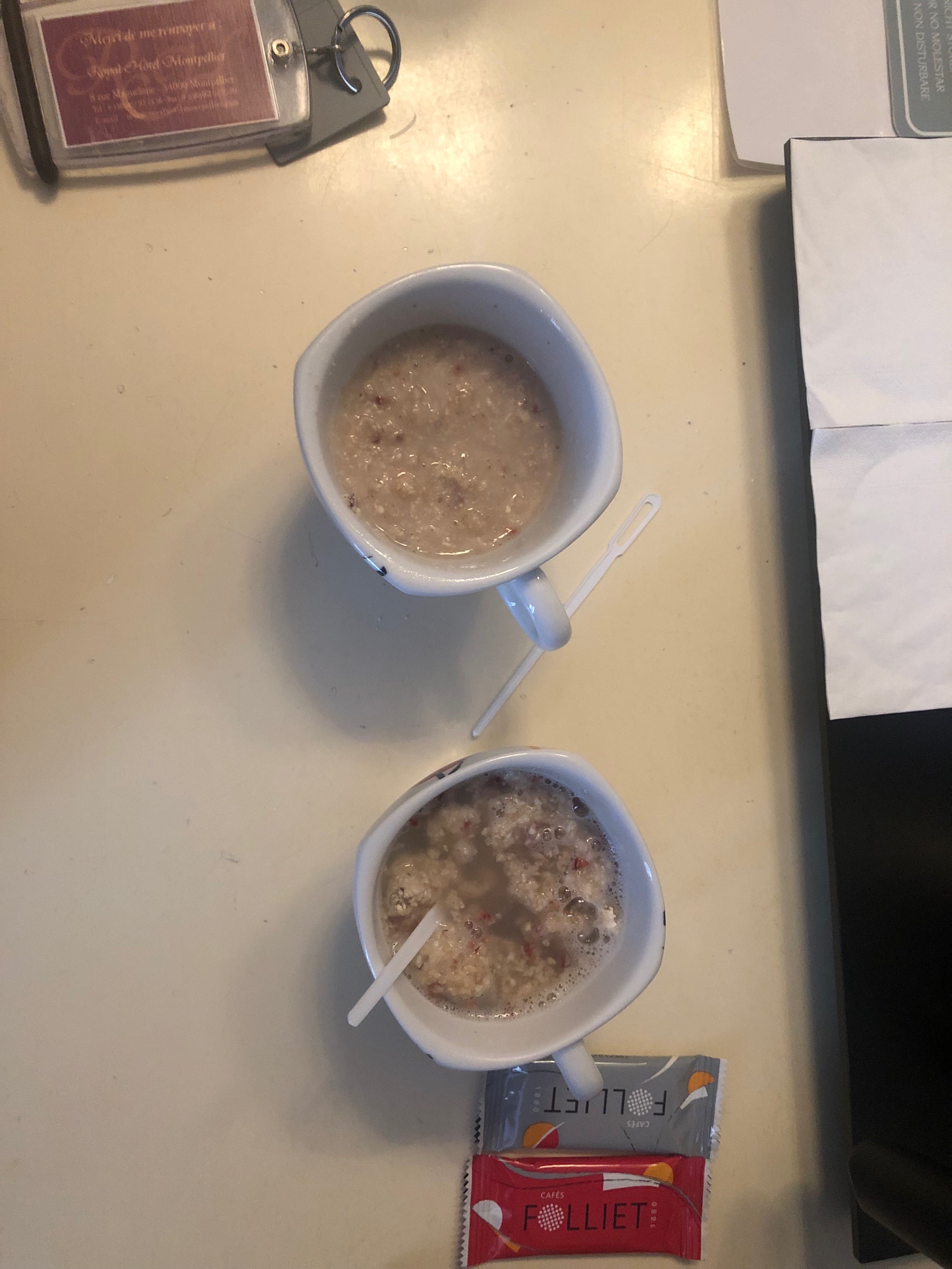 Gröt i mugg med plastpinne
