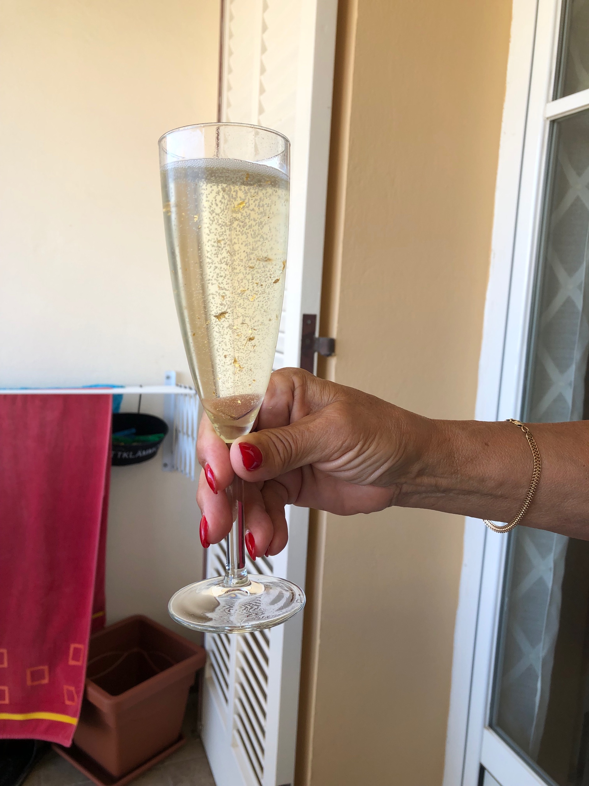 Ibland kommer det ut händer med bubbeldricka till mig, när jag sitter där på balkongen och knapprar med datorn. Då kan det hända att jag ändå följer med in en sväng.