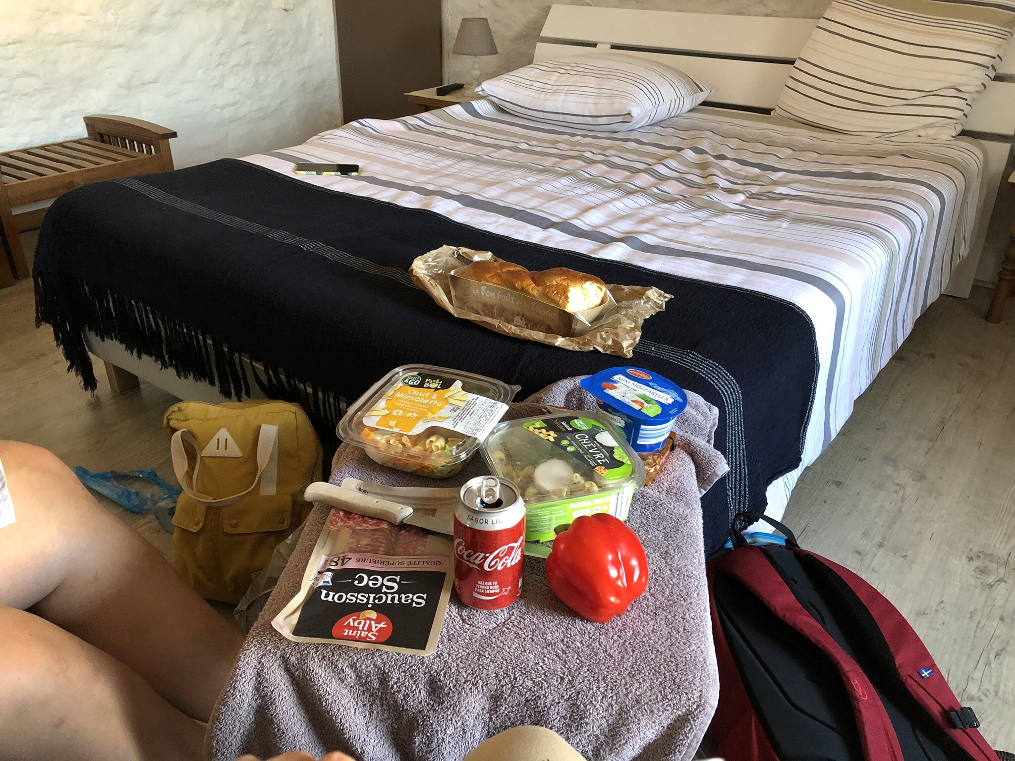 Buffé av sallad, skinka, mozzarella och paprika.