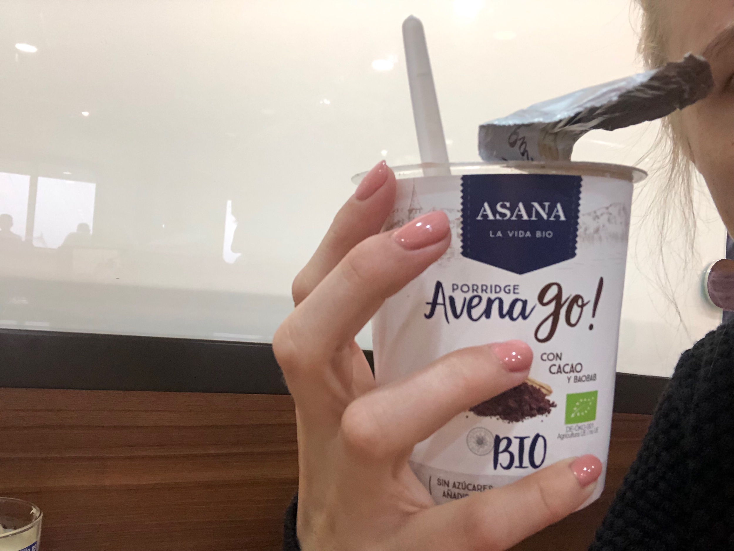 Äter burkgröt till frukost på båten innan det är dags att åka iland i Barcelona.