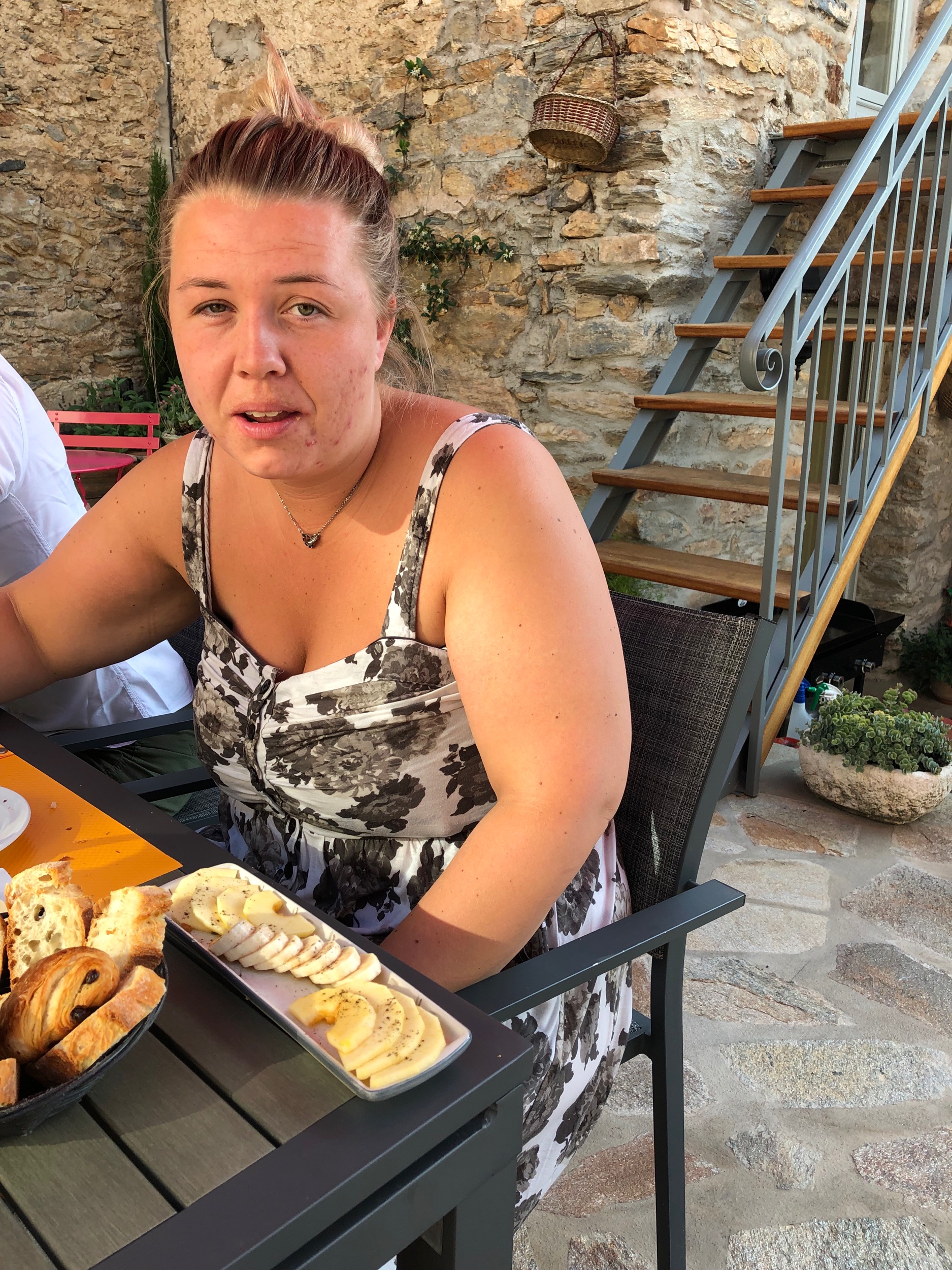 Syrran har blivit serverad fruktfat och brödkorg.