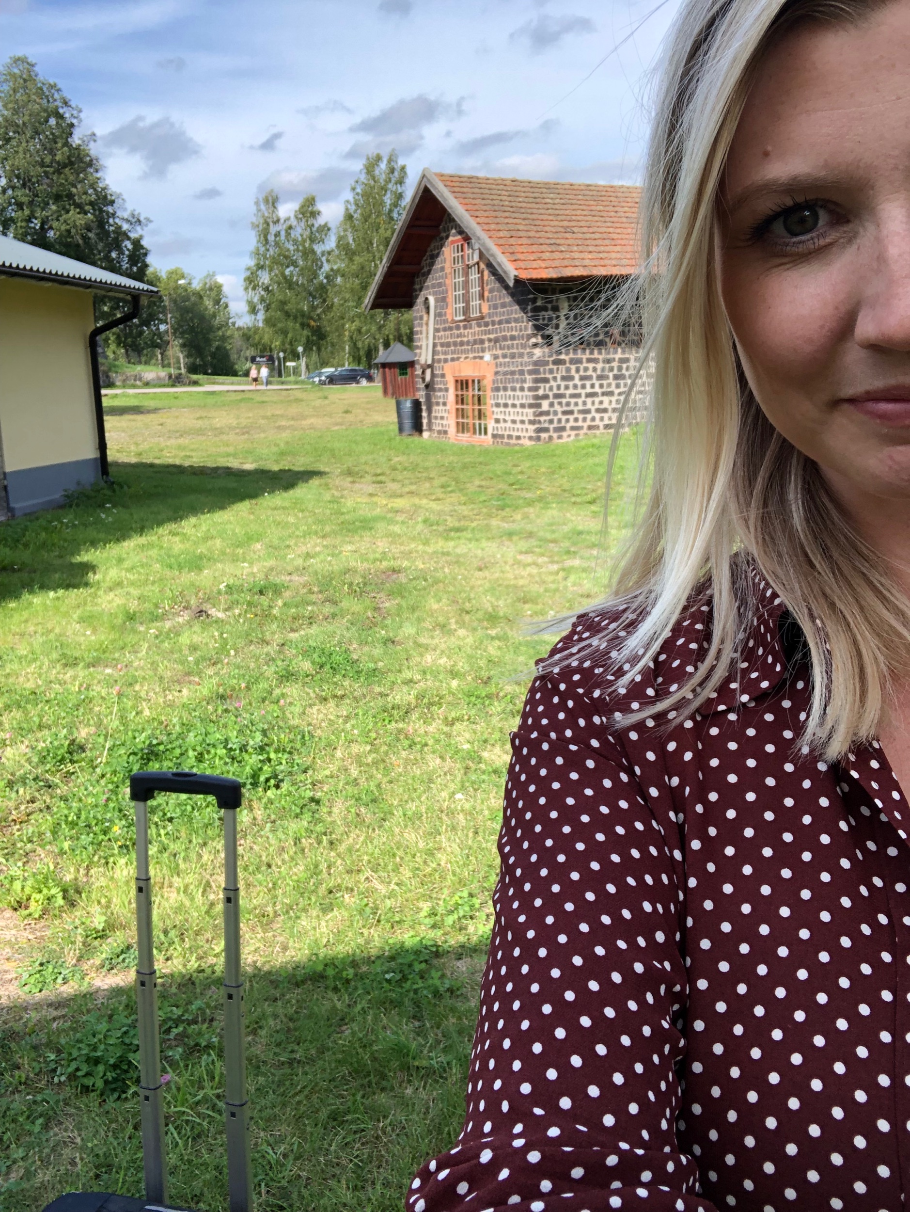 Står i skuggan så jag inte fäller skuggor.