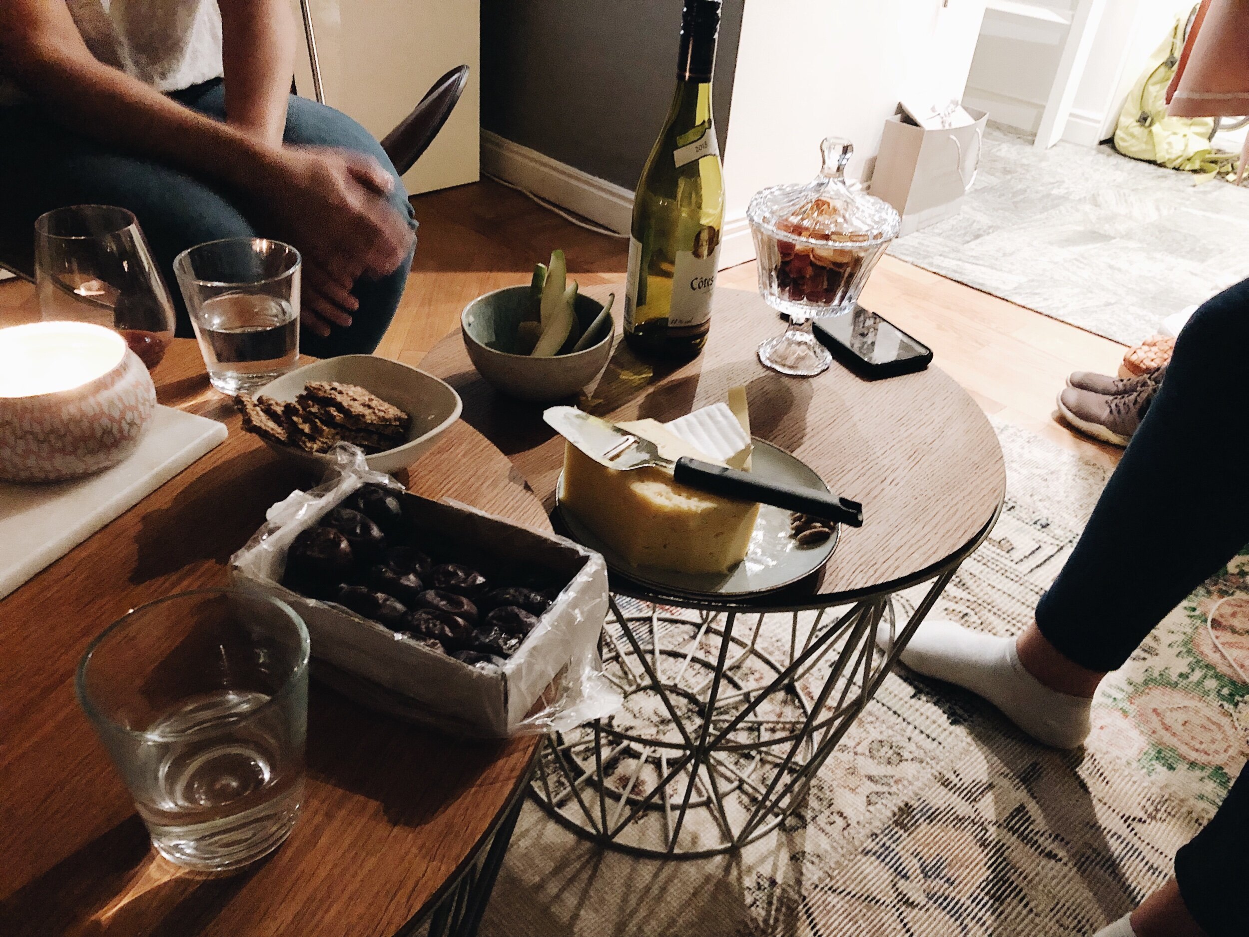 Ost, vin, päron, dadlar osv hemma hos Malin, vars granne har blivit galen. Hon hävdar att Malin går för hårt och rör sig för mycket - och nu har hon tillochmed gått så långt att hon sprungit upp och strukit över Malins namn på dörren med en spritpenna. Vi antar att det var hon, för vem skulle annars göra nåt sånt?