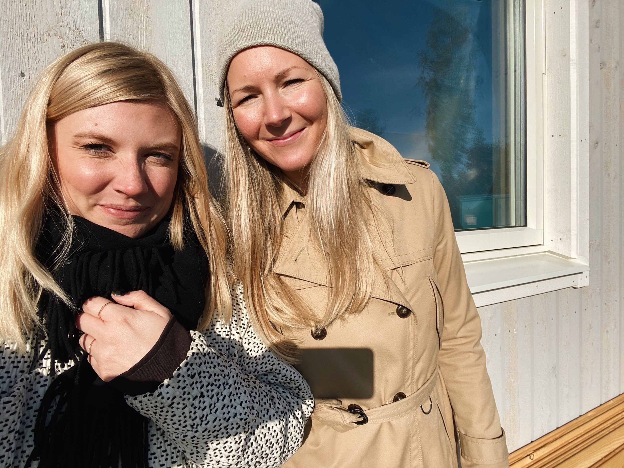 Svinkallt i helgen, så här står vi och värmer oss mot Lindas husvägg.