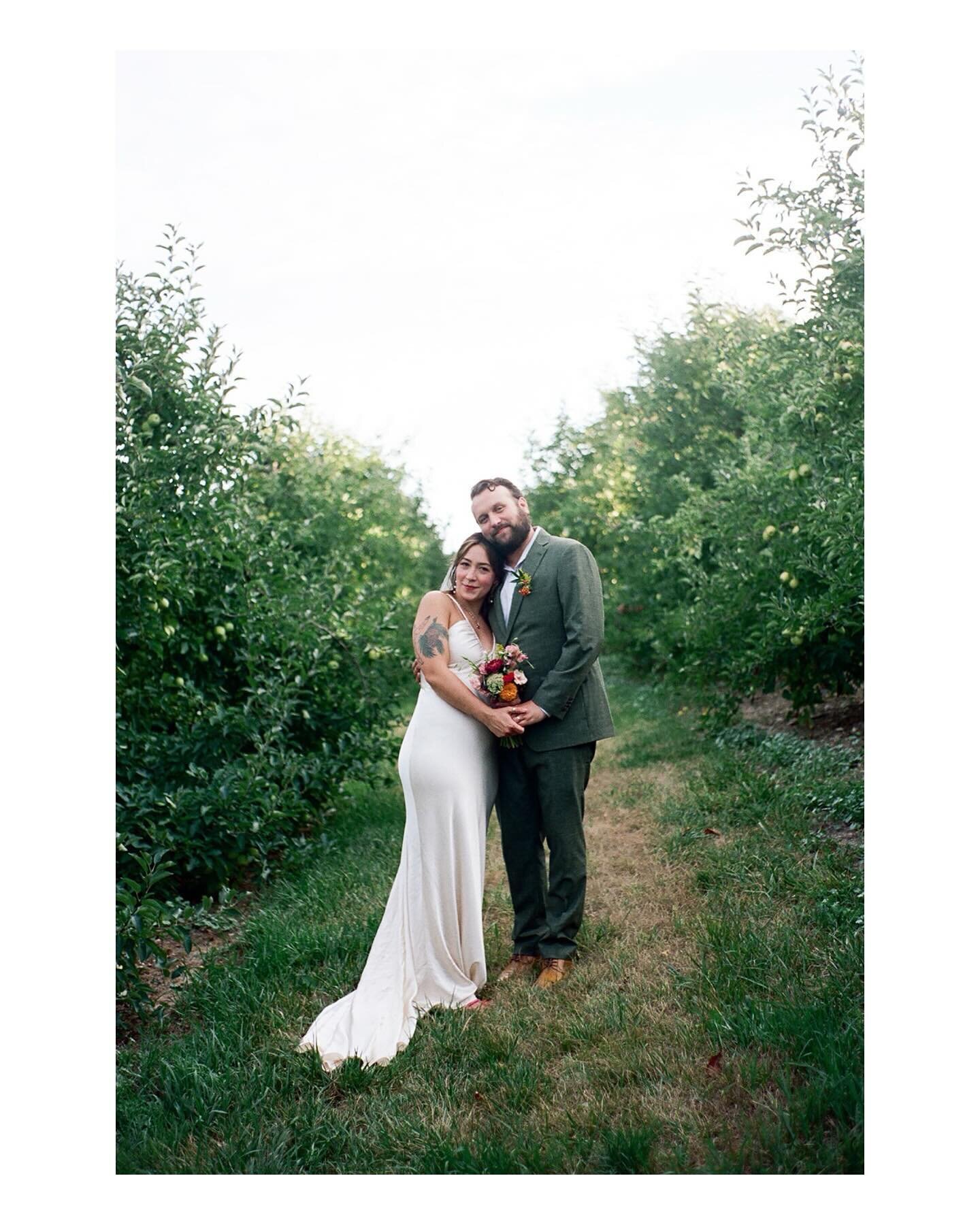 Excited for the warmer days ahead and all the love-filled celebrations to come! Who else is looking forward to spring and summer weddings? For now, we&rsquo;re reminiscing on C+B&rsquo;s Showalter&rsquo;s Orchard and Greenhouse wedding full of sunshi