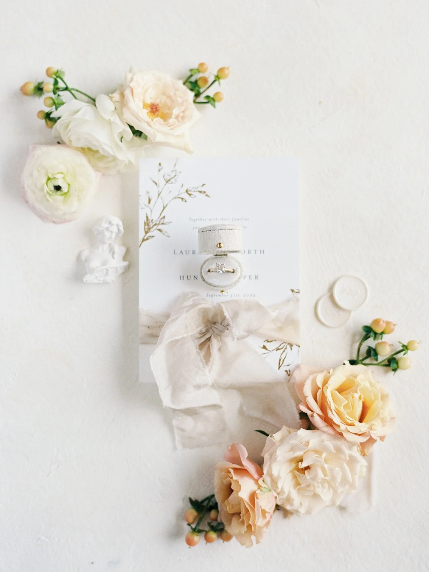 Before the vows and the dance floor&hellip; the quiet flex of good paper, fresh blooms, and just the right textures.

Planner: @oflaceandlinen 
Photographer: @jessica_lapp 
Venue: @redaugustfarm 
Florist: @foxtailcottagefloral 
Dress: @amandastouchbr