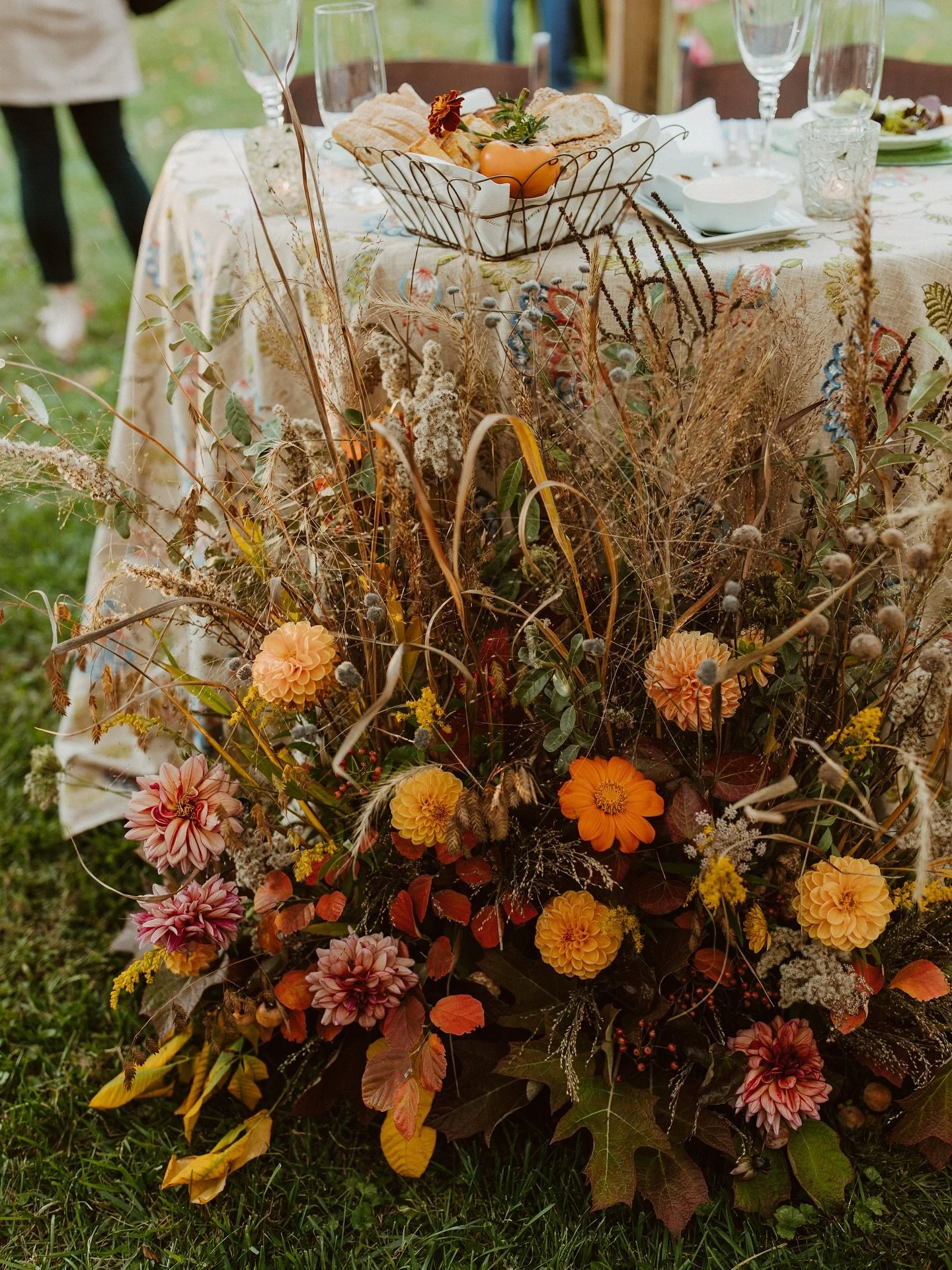 If loving asymmetry is wrong, we don&rsquo;t want to be right.

Warm tones, layered textures, and the kind of fall floral story that makes you want to linger a little longer. 🍂

Planner: @oflaceandlinen 
Photographer: @kaitlynlarsenphoto 
Caterer: @