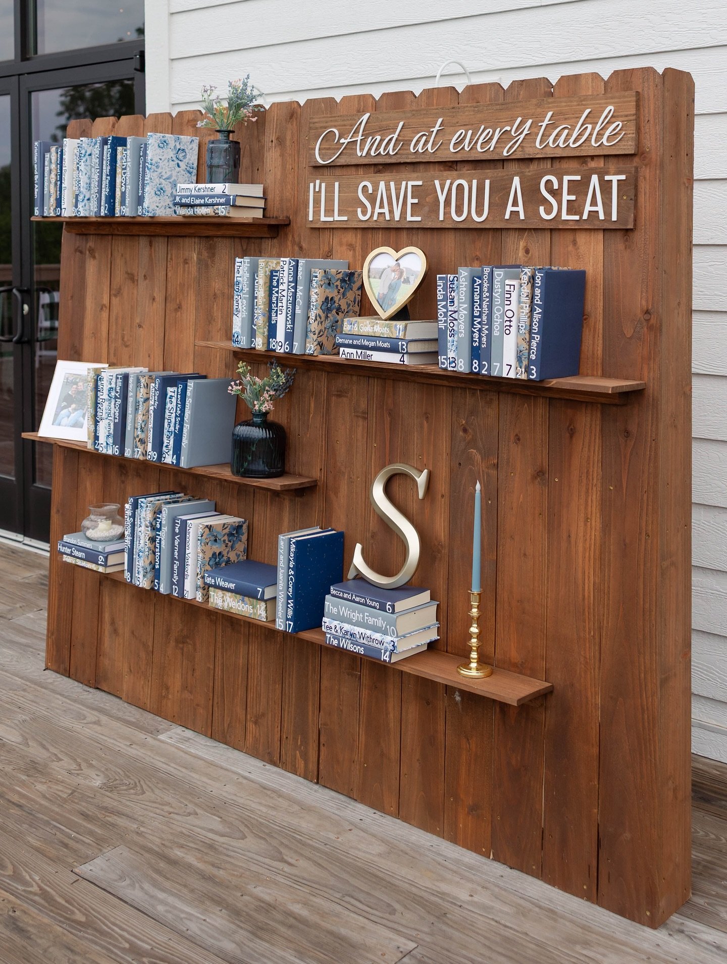 We&rsquo;ll always love a design that tells a story before guests even find their seats. 📖 

Planner: @jordan_oflaceandlinen 
Photographer: @rebeccacrosbyphotography 
Venue: @newfieldfarmtr 
Videographer: @frederick_and_reid_photography 
Florist: @m