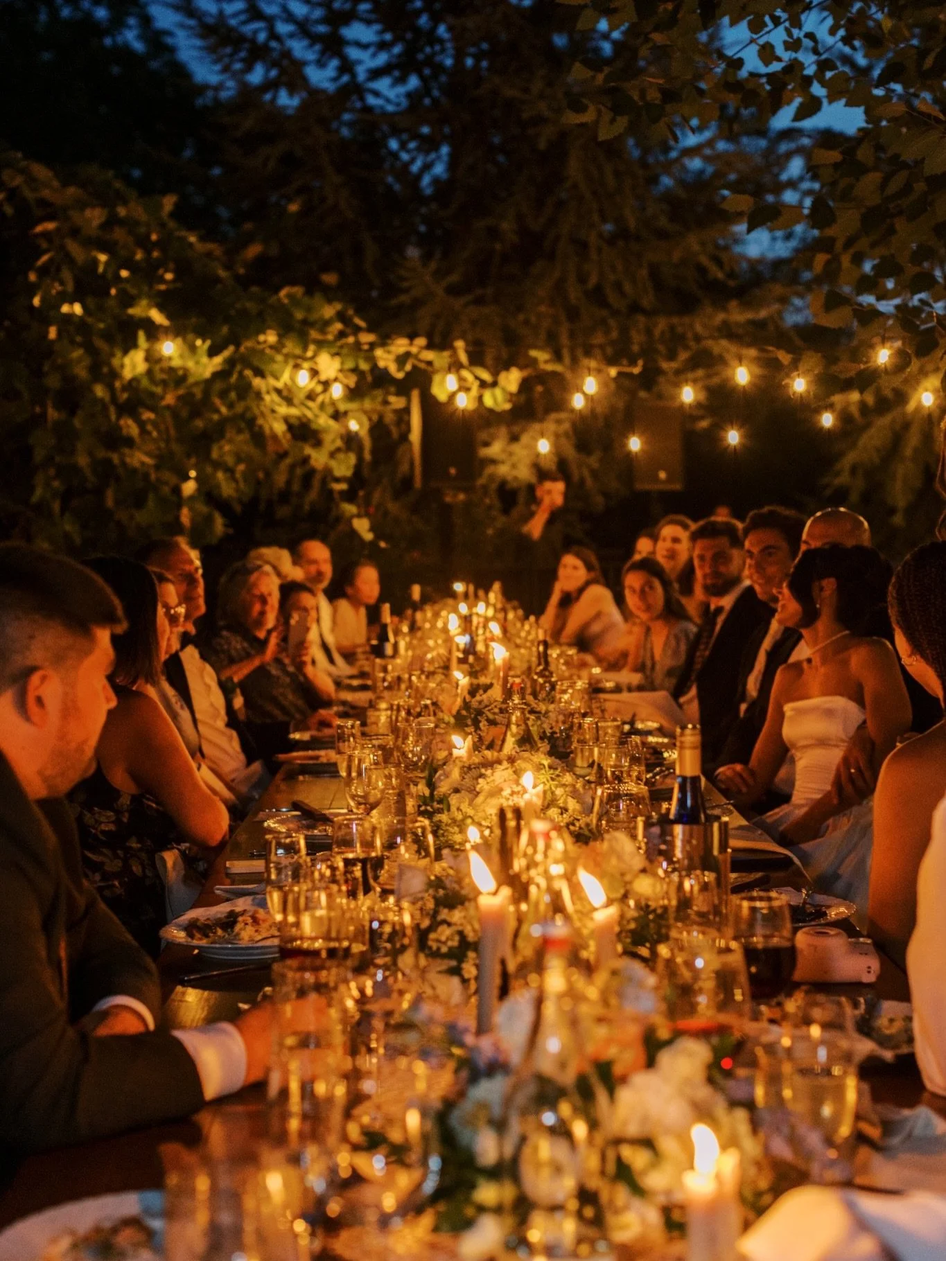 Ending 🍋 Tuscan Tuesdays the only way we know how...
tucked in the vines, with a long table and a little glow

and just like that&hellip;our first 🥂 Fridays in France in just three days

Planner: @oflaceandlinen
Photographer: @andreacablephotograph