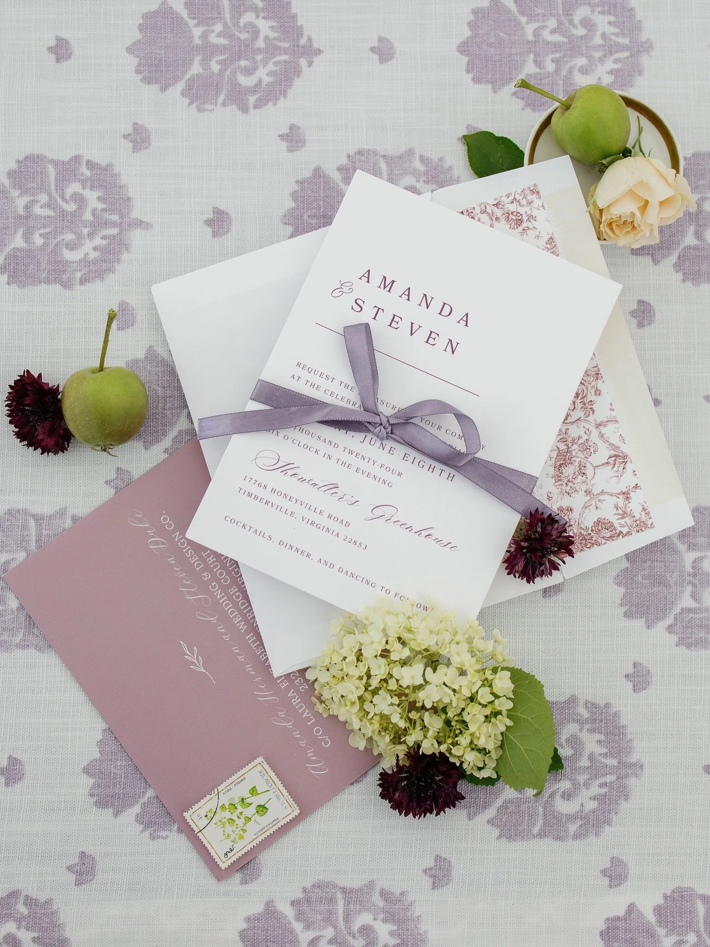 Beginning our 🥂 Fridays in France series! A Provence-inspired orchard celebration. Slow and simple.
Soft linens, fruit tucked between the details, candlelight at golden hour&hellip; swoon. One of our very first design jobs, and a feeling we&rsquo;ve