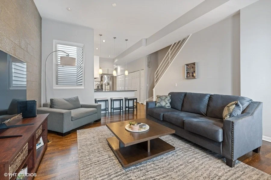 03_1729NClybournAve_UnitD_10001_LivingRoom_LowRes.jpg
