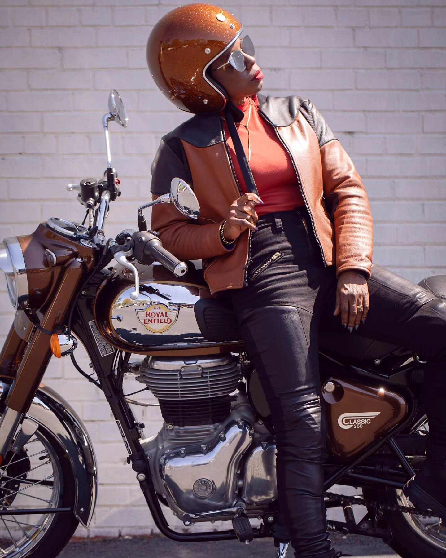 Let's live like the Royals 👑 ✨ well at the very least you can ride Royal 😉 @royalenfield_na and doesn't this @torchelmets compliment the classic 350 oh, so perfect and our Cairo Jacket is just the icing on the cake. 🤎🤎🤎🤎

Protective and chic mo