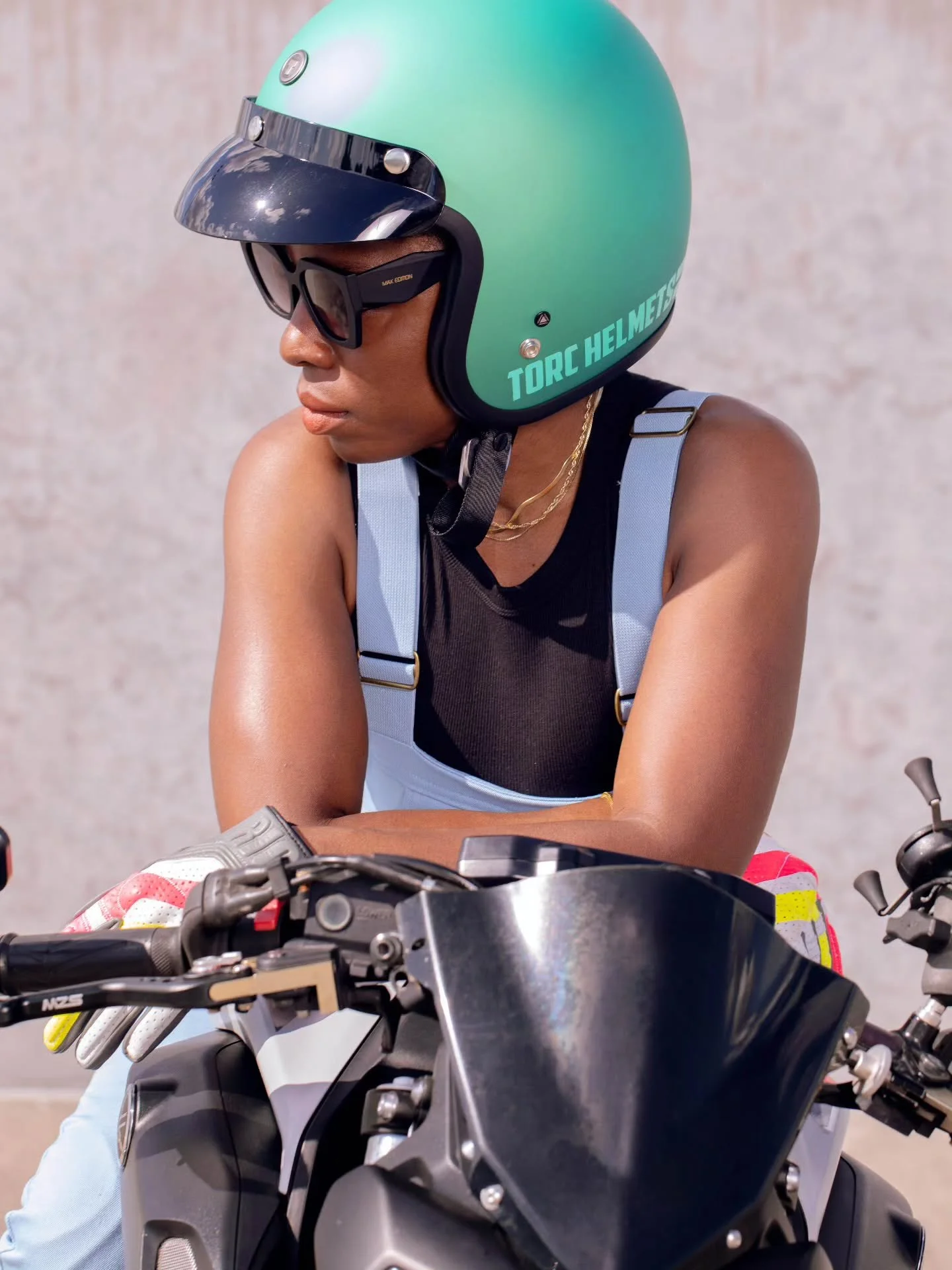 Did you know? The right helmet can reduce the risk of head injury by up to 69%. Style + safety = unstoppable.

@torchelmets does just that!! 🔥

✨ Featuring the Lola gloves and the Christiana overalls available @ www.chicriot.com 

#chicriotapparel #