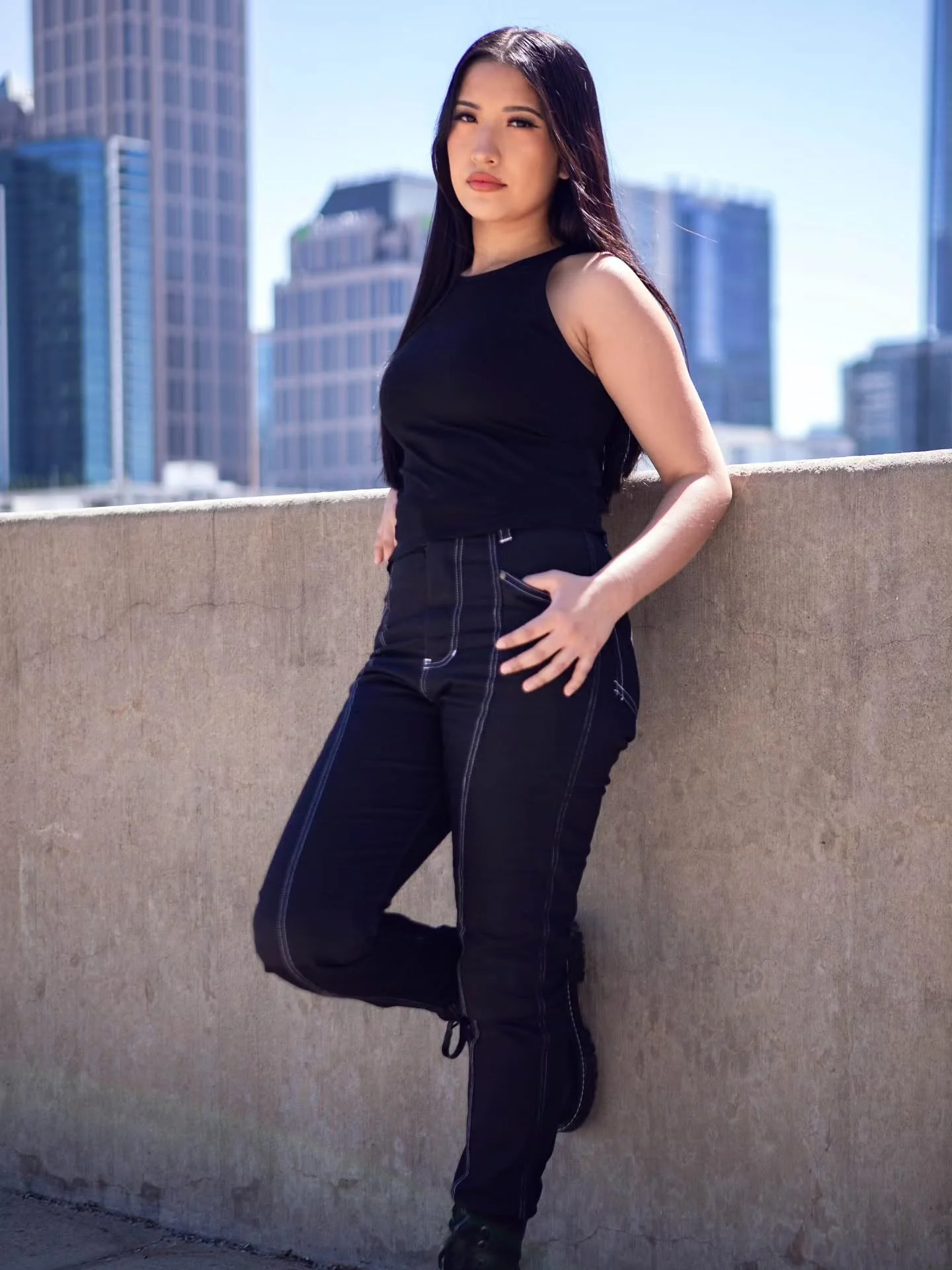 The Victoria Moto Jeans, motorcycle jeans that keep you safe and chic.
&bull; fully lined with Kevlar 
&bull; reinforced strong seams (95-100% strength)
&bull; designed to keep you looking chic 
&bull;premium stretch denim in black or dark blue
&bull