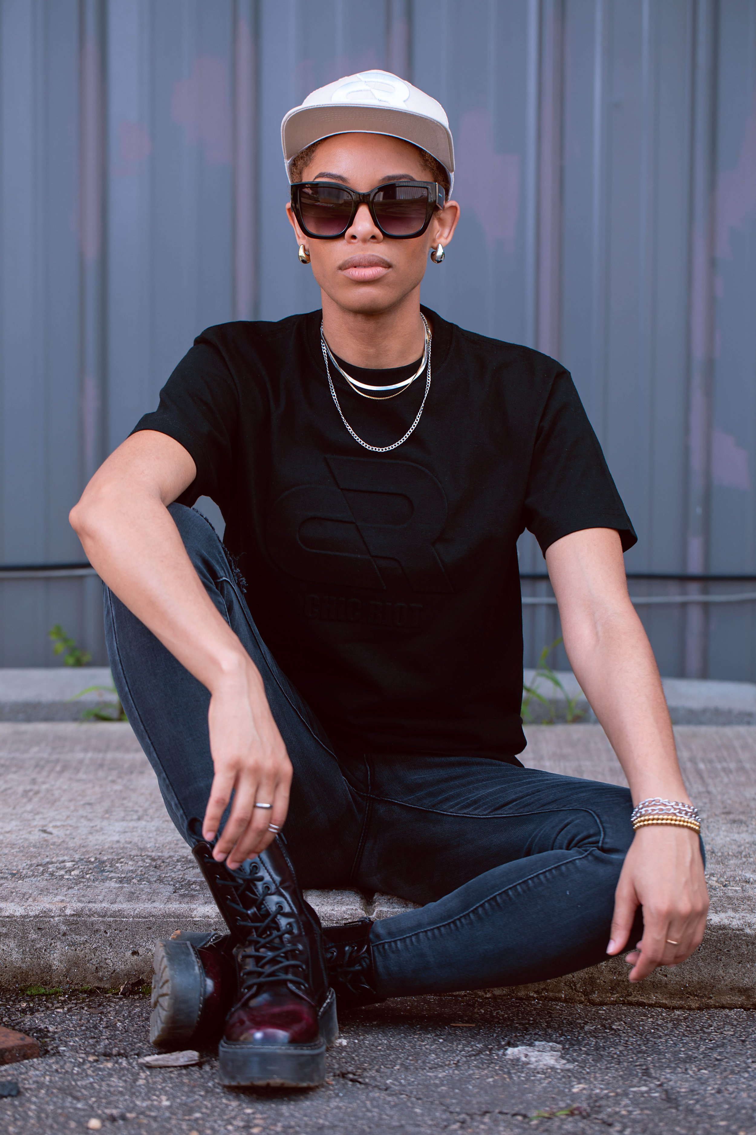 Chic-Riot-Black-Denise-Black-Tee-Mill-On-Ground-Vert.jpg