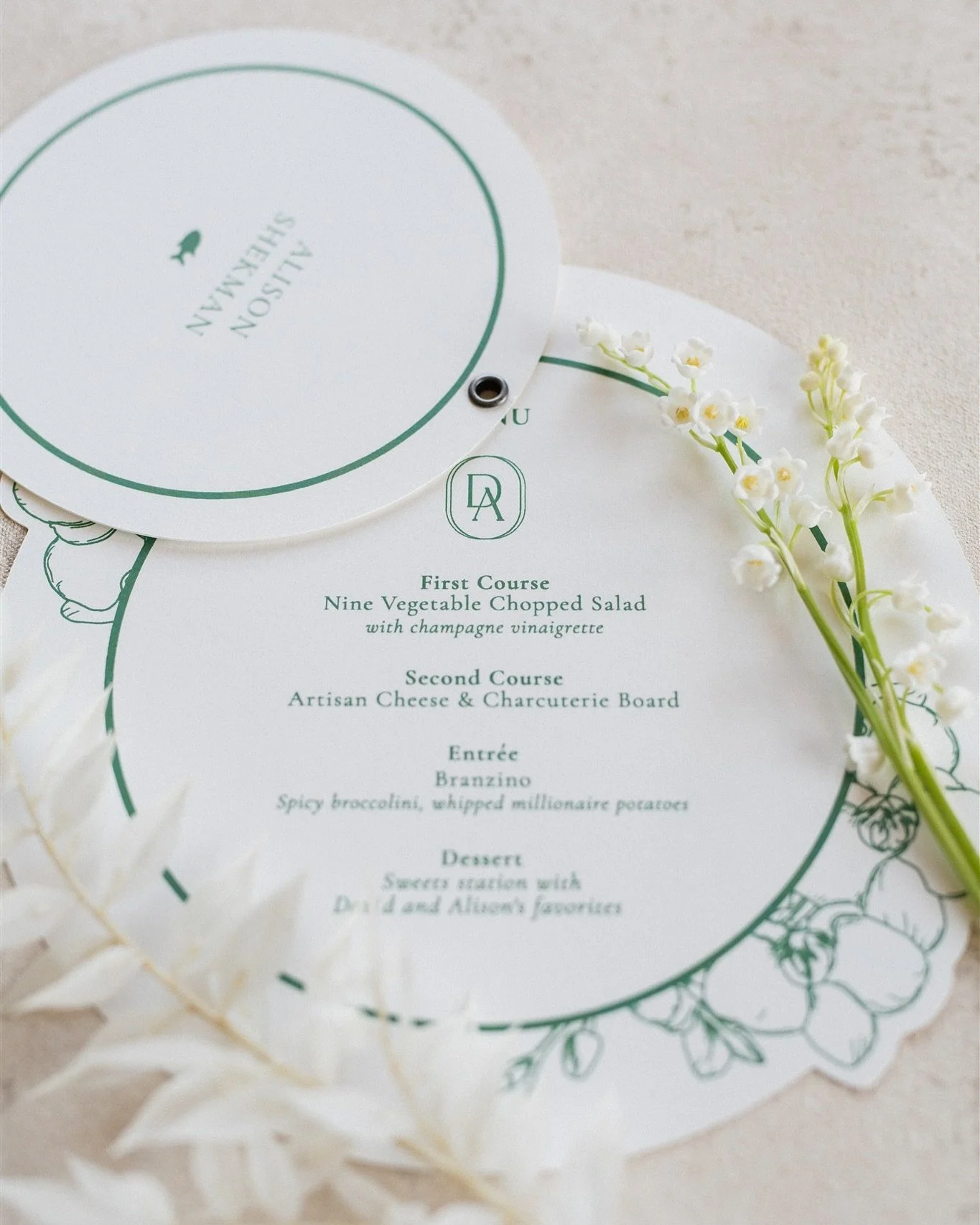 We love wedding day details&hellip;

Checkout this custom cut menu for A&amp;D 
with a cover that functions as a place card all attached with a black grommet. 

Looking so cute! 

@inkloveandpaper 
@cygneteventsanddesign 
@edandaileenphotography 
@at