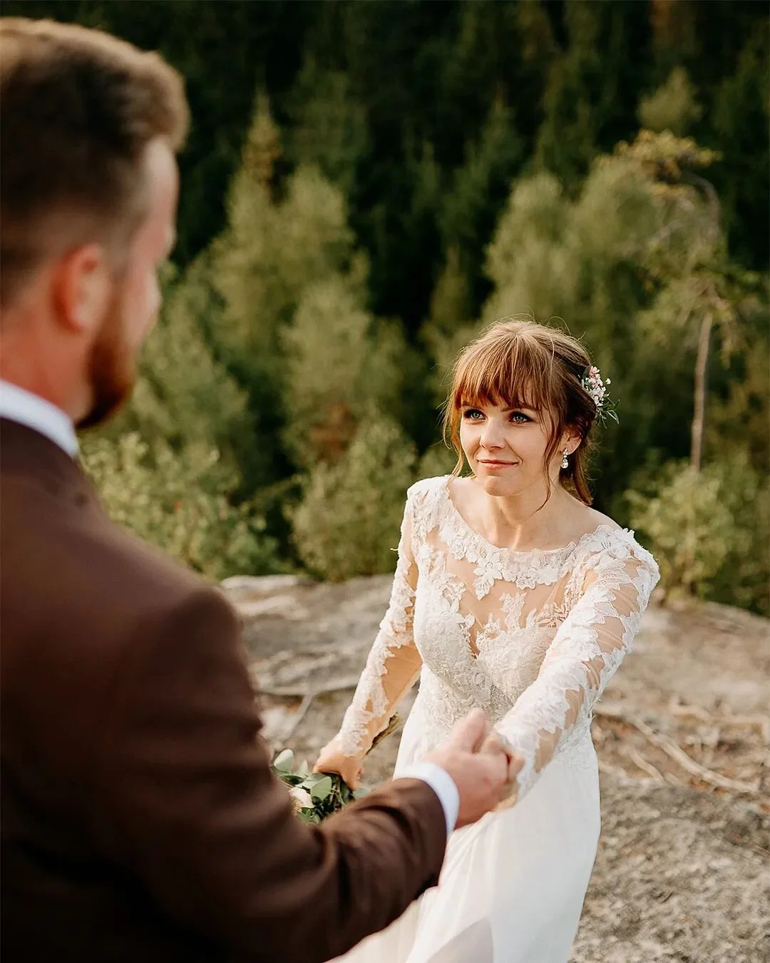 Moje milovaný nevěsty, ty co si pod šaty obují pohorky a vyběhnou si na focení na skálu. 🌲⛰️ Mám tak ráda, když fotíme na místech, která pro vás něco opravdu znamenaj&iacut