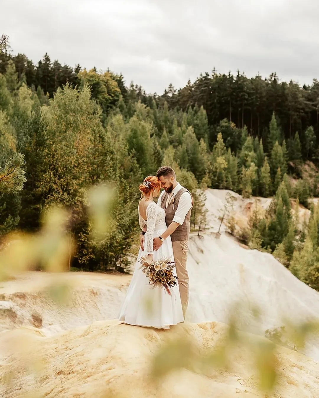 Posílám vám na ty sítě trochu lásky a nějaký #positivevibes 🧡 protože to teď v Česku plným nenávisti a lží všichni potřebujeme. 🦁
.
.
.
.
#svatba #svatba2023 #svatebnifotograf #s