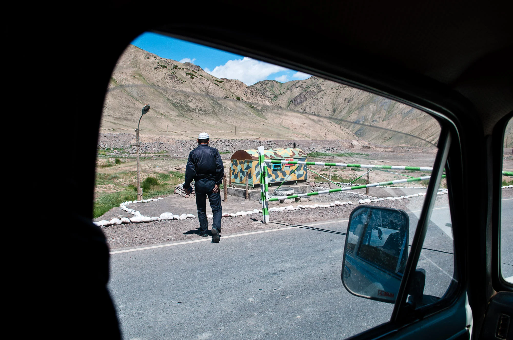 The start of our border crossing into western China. © www.thomaspickard.com