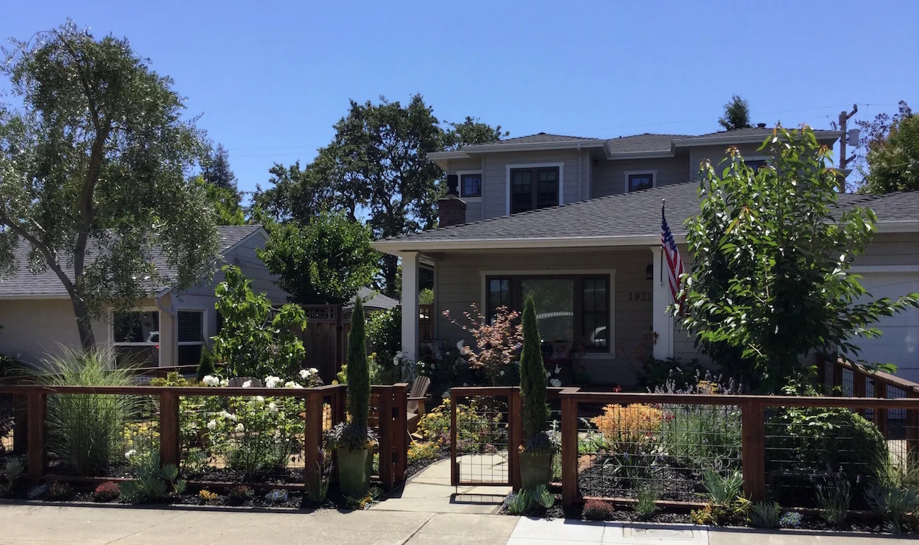 1921EA FRONTYARD4.jpg