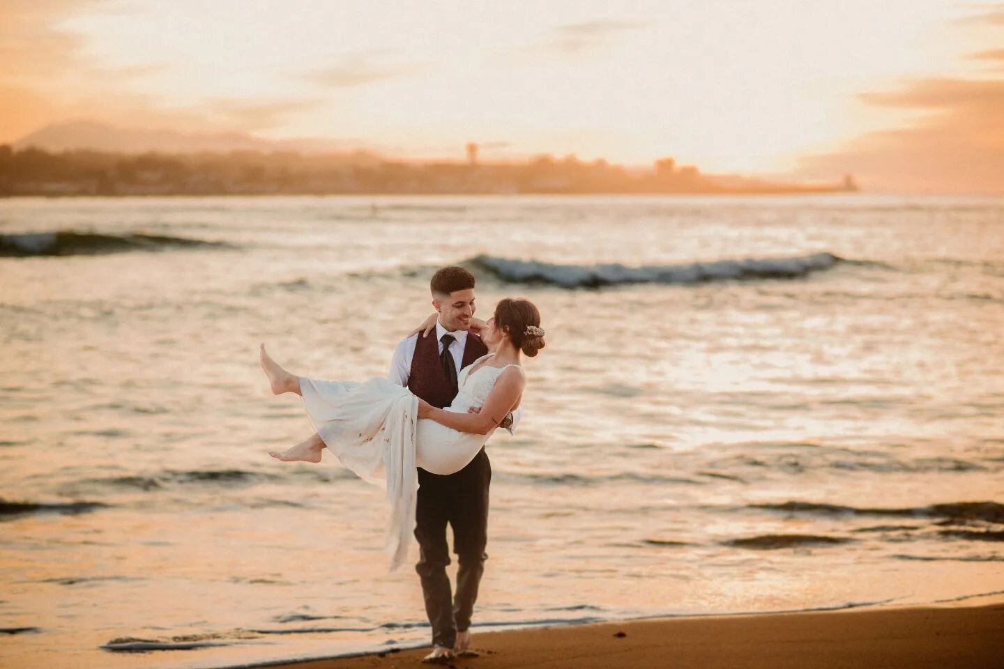 Edurne &amp; Jony ❤️!!!
@aparicio_igor @edurne03 @jonyfraile @danielmartin_photo @rosa_clara @sastreriaaldabaldetreku @igoraparicio_kids
#fotografodebodaguipuzcoa #sanjuandeluz #destinationwedding #postwedding #sunsetphotography #bodas2022 #momentosu