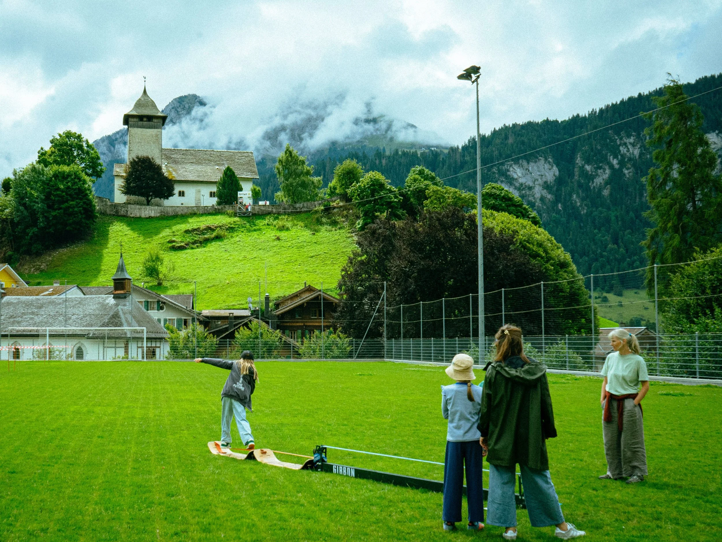 Spectacle de slackline au Festival Au Pays des Enfants à Château-d'Œx