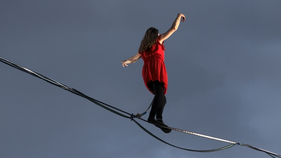 Spectacle de slackline à la Coupe du monde féminine de ski, Crans-Montana 2022