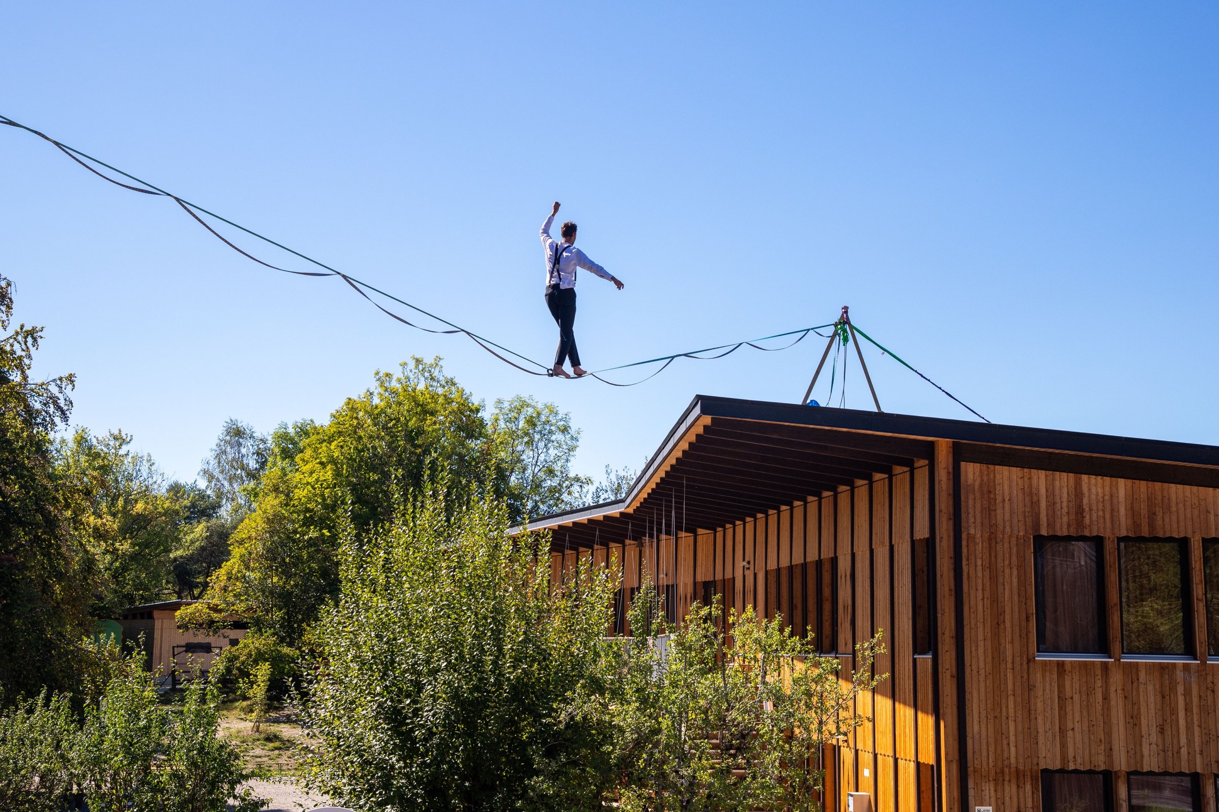 Spectacle de highline pour l’anniversaire d’une école : les 50 ans de l’École Steiner de Lausanne