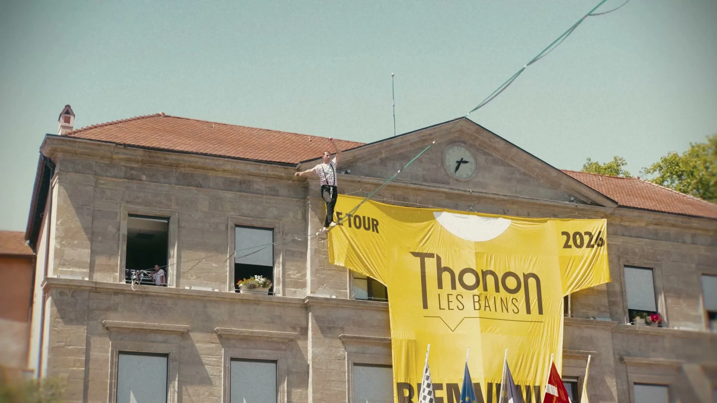 Highline tendue depuis une fenêtre de la Mairie de Thonon-les-Bains, ornée d'un maillot jaune géant pour le Tour de France 2026