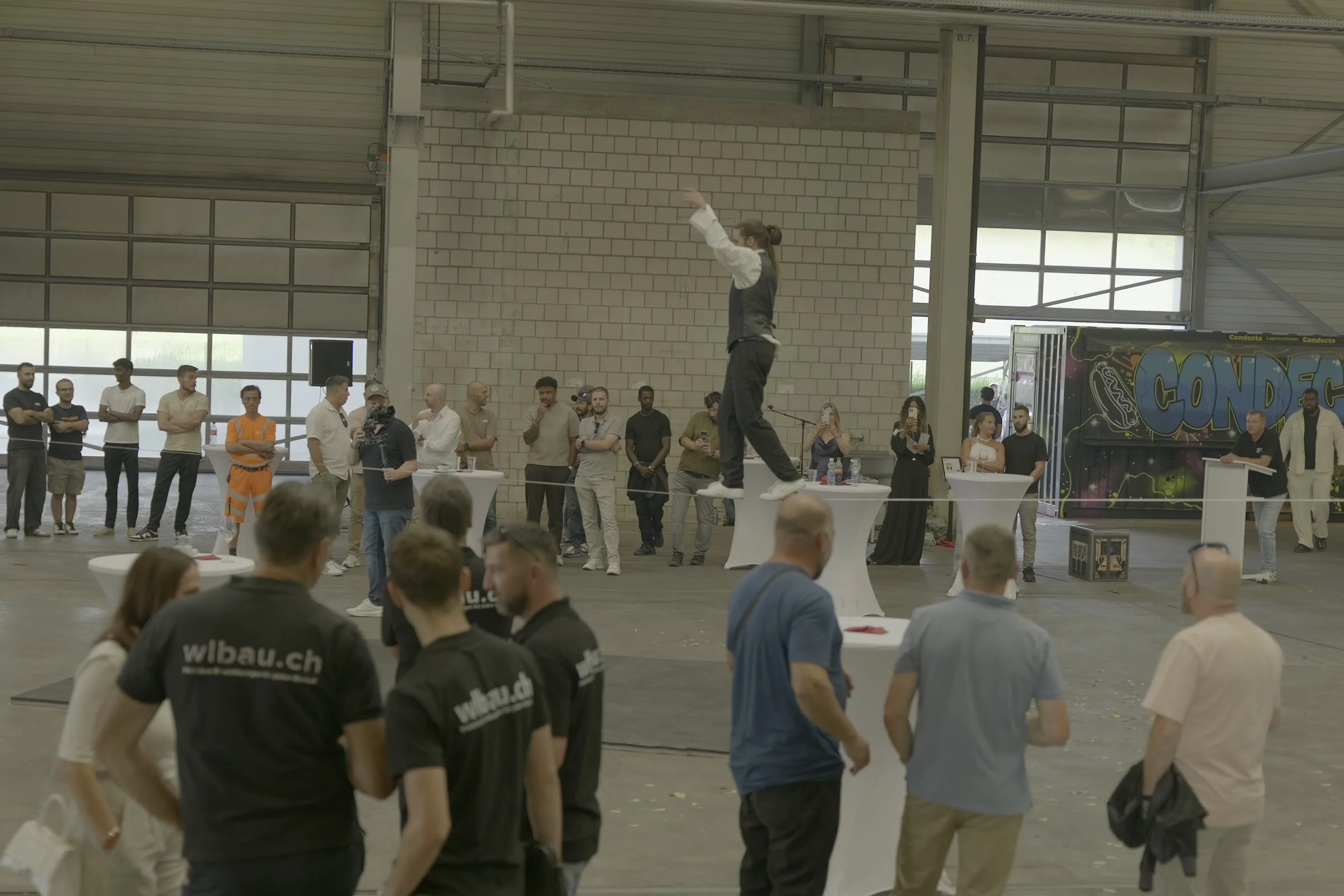 Collaborateurs de WL Bau au premier rang du show de slackline pour l'inauguration du site de Condecta à Wikon