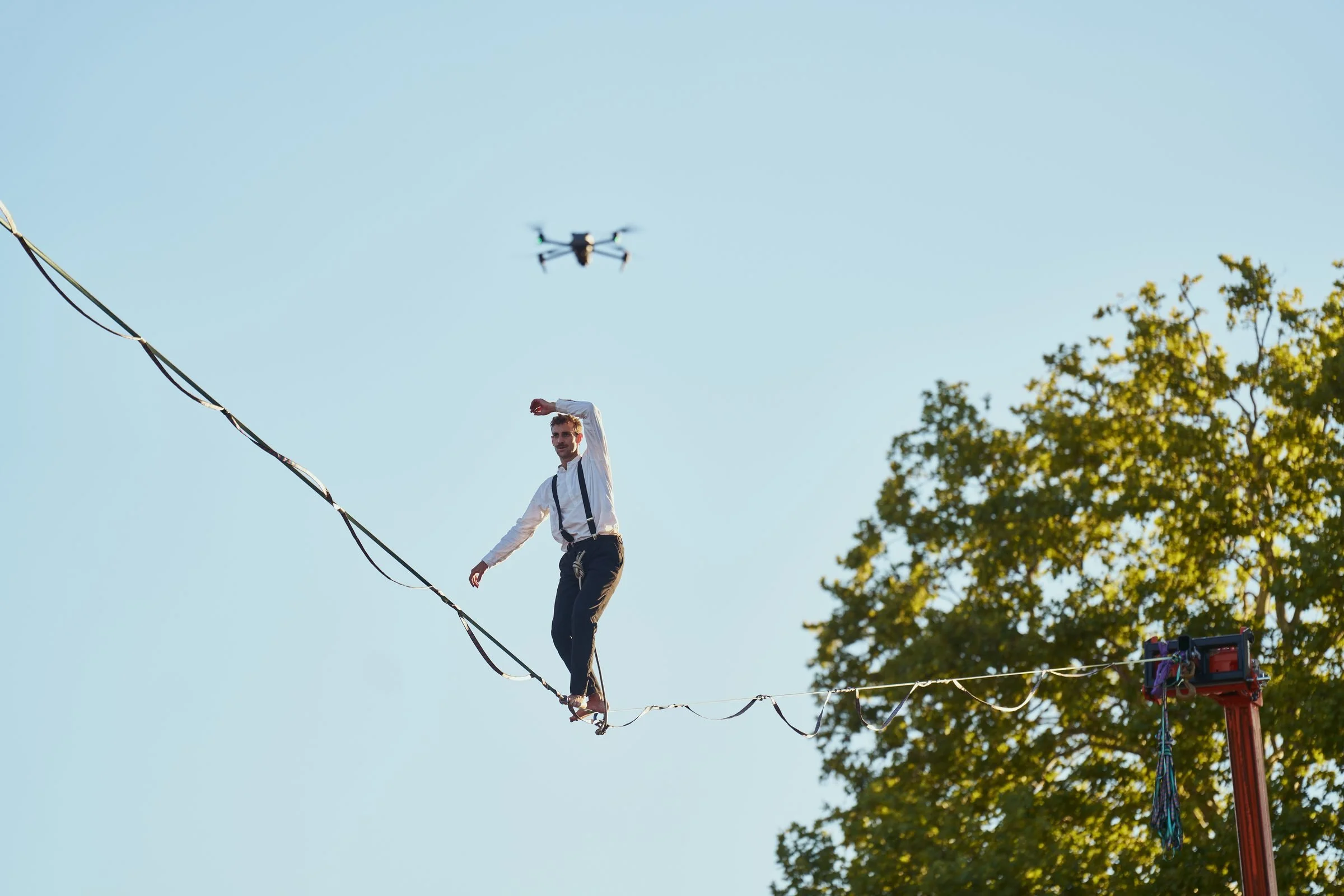 Drone filmant un spectacle de highline pour les 80 ans de DIXI Polytool