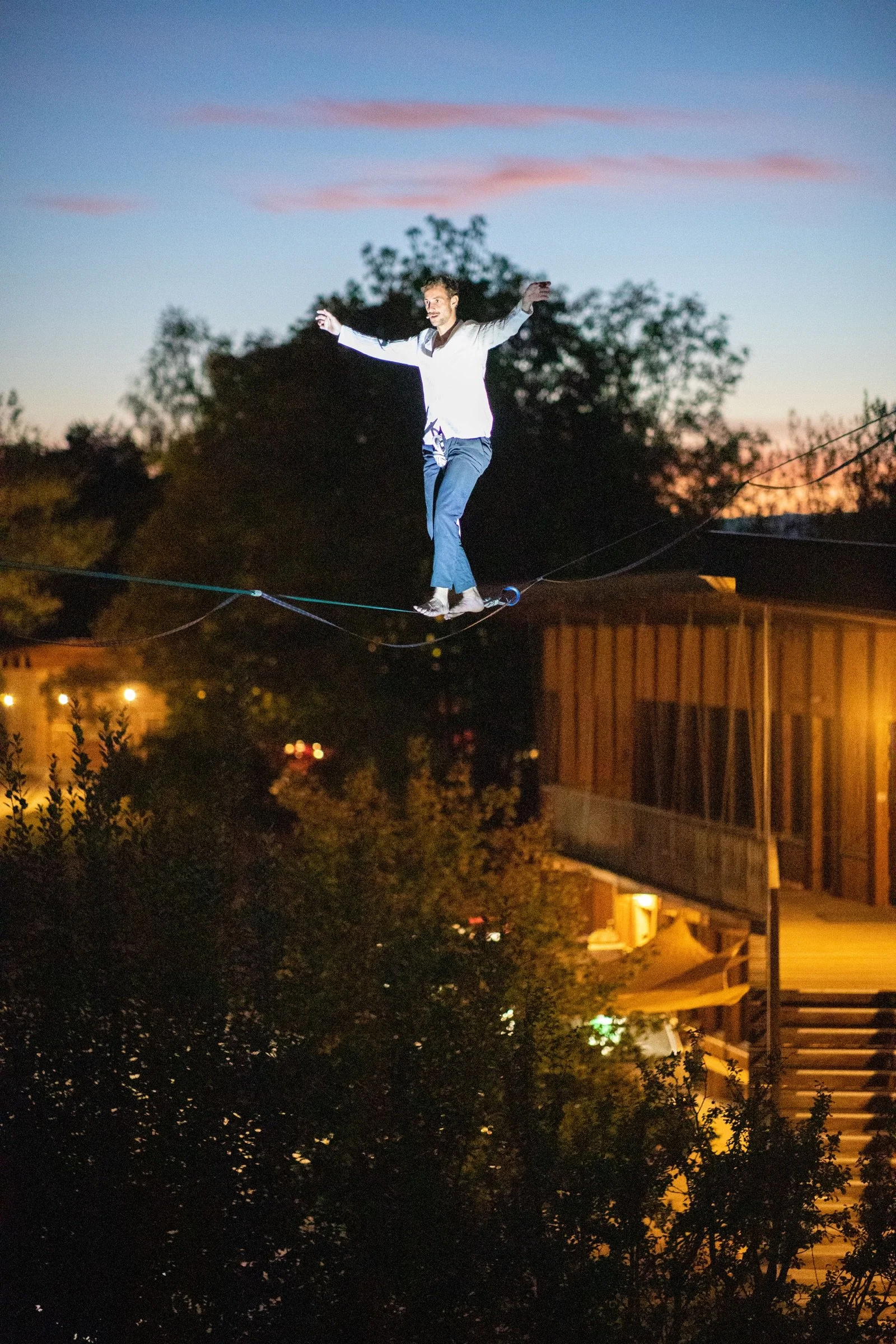 Traversée de highline au crépuscule pour la surprise finale des 50 ans de l'École Steiner de Lausanne