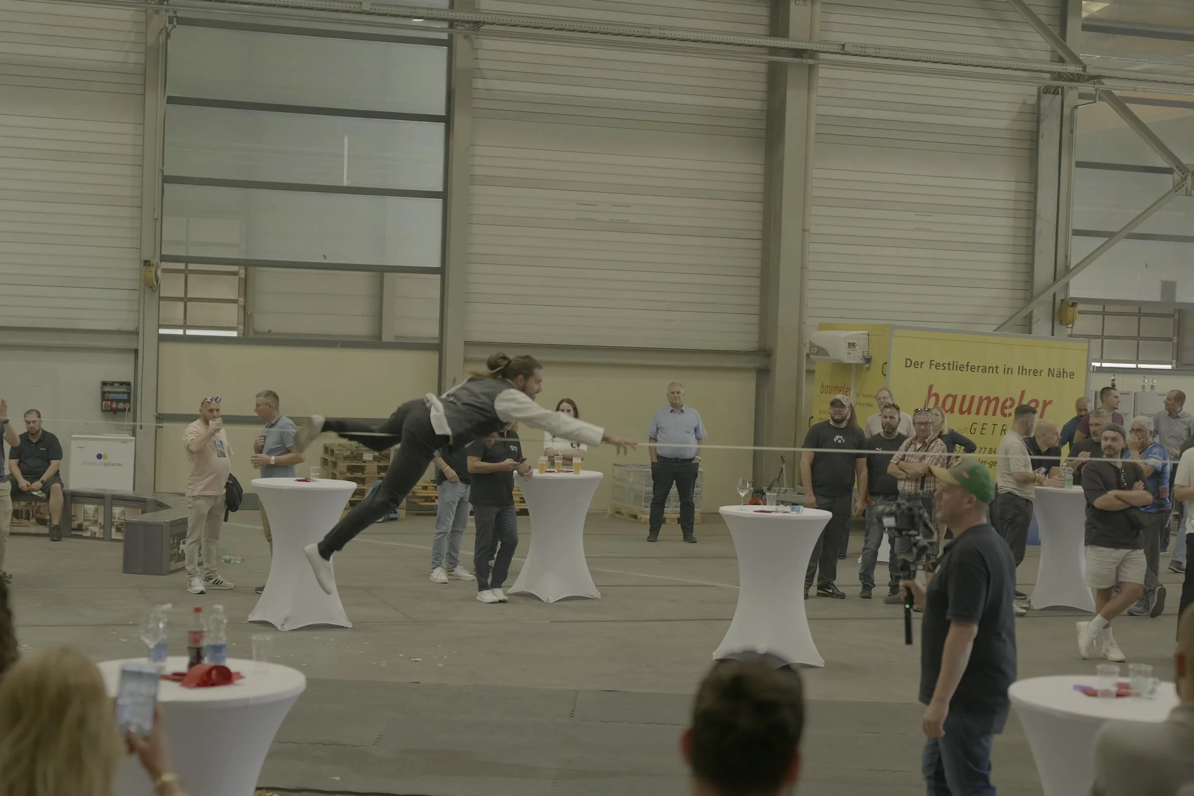 Figure acrobatique en plongeon au-dessus de la slackline, au milieu des collaborateurs de Condecta à Wikon