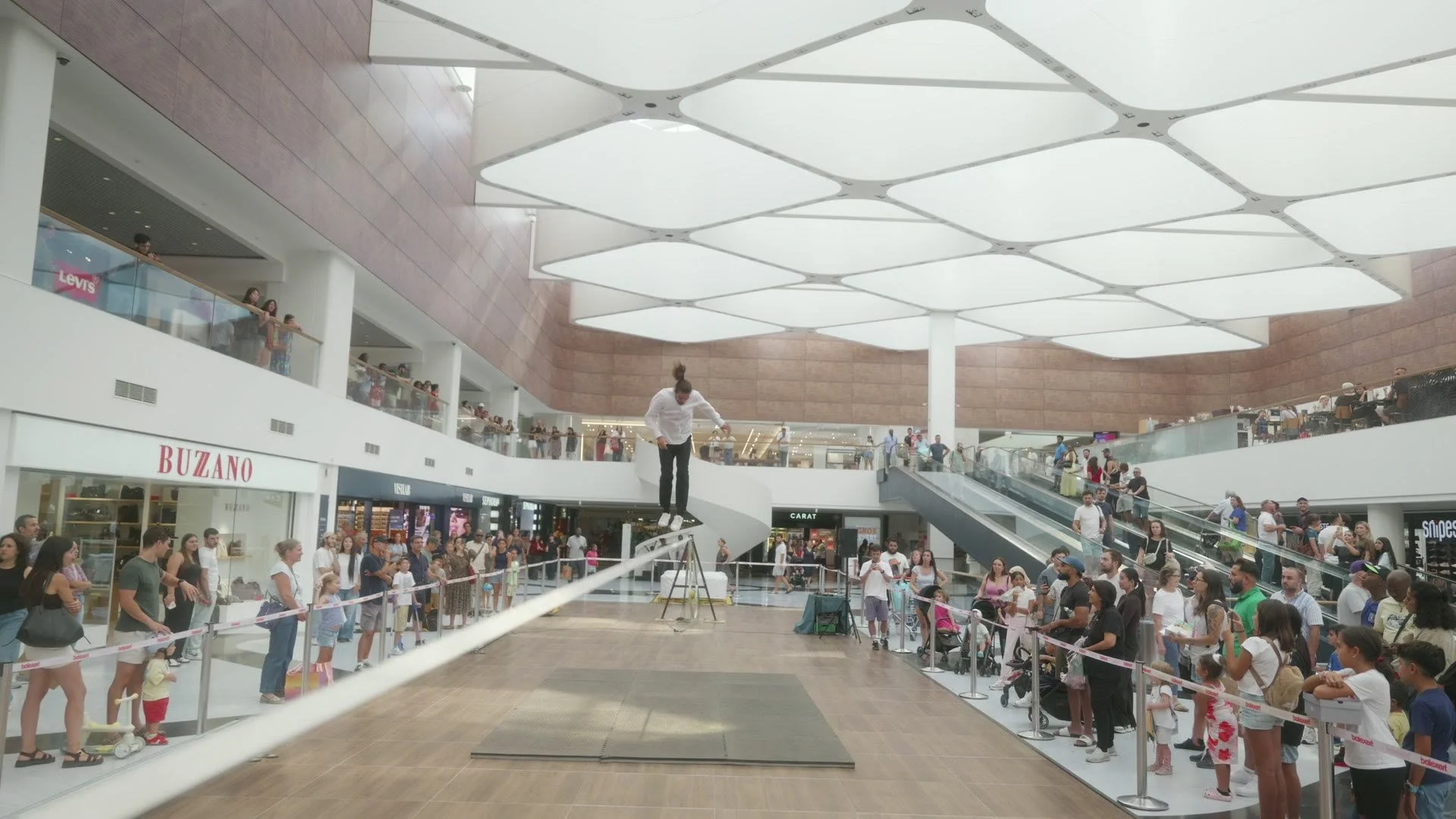 Show de trickline devant le public du centre commercial Balexert à Genève, au sol et aux étages