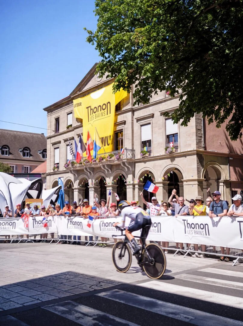 Coureur du contre-la-montre du Tour de France devant la Mairie de Thonon-les-Bains, public derrière les barrières