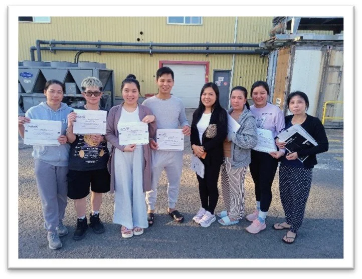 English students pose proudly with their certificates in the last class.