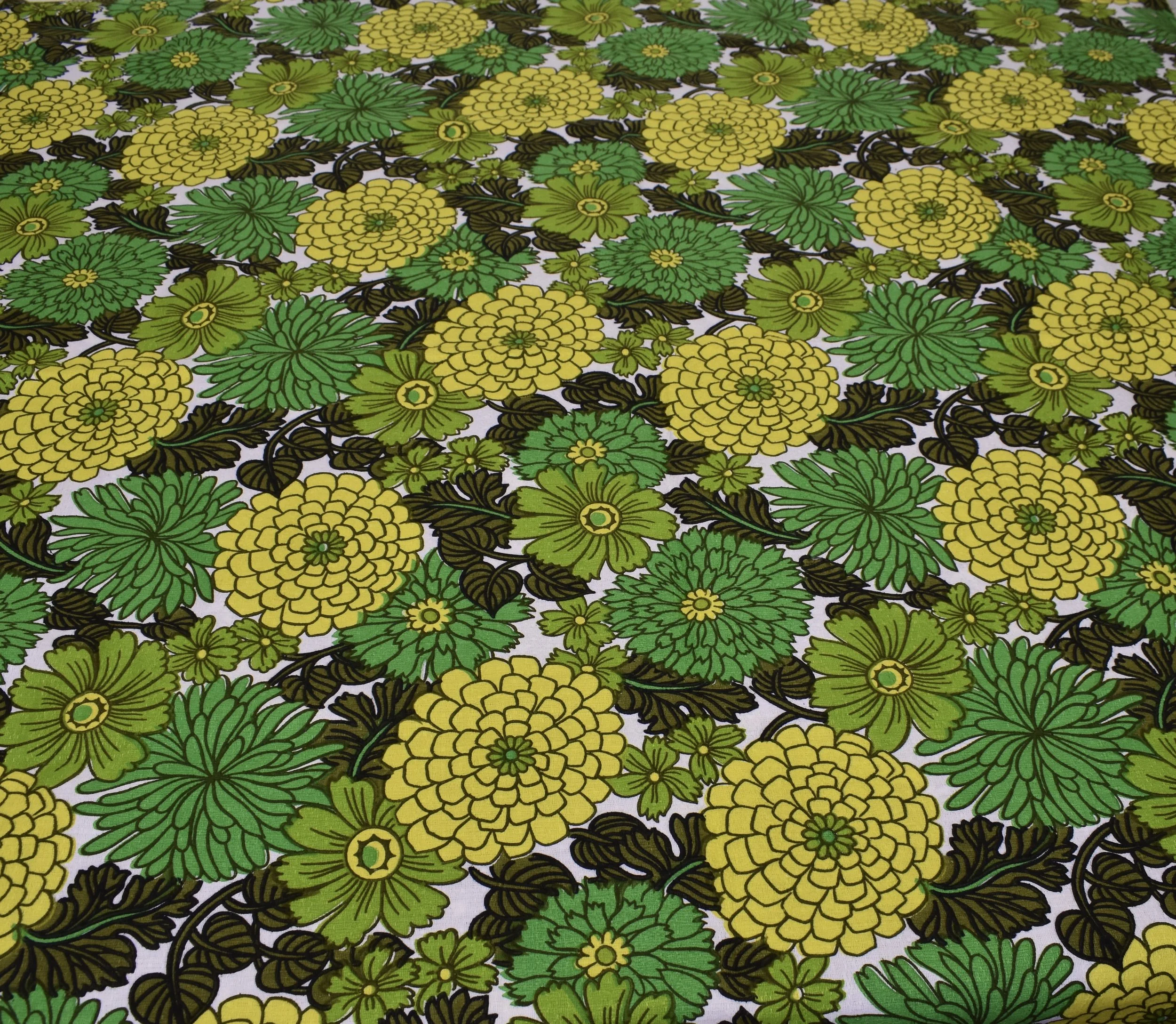 1970’s stylised green and yellow flowers , this would lighten up any room.