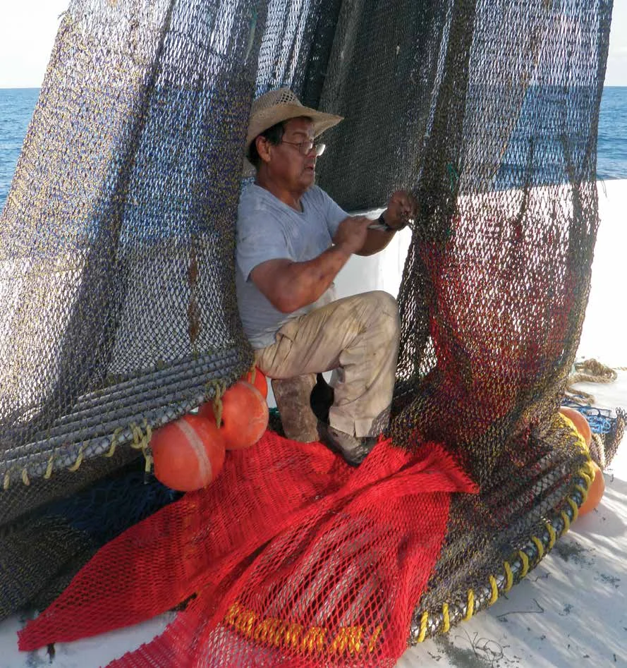 A trawl captain installs and adjusts a TTED as part of testing trials in Texas. © MICHEL NALOVIC