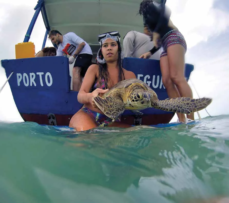 Members of the Marcos Daniel Institute’s scientific tourism expedition in action. © LEONARDO MERÇON