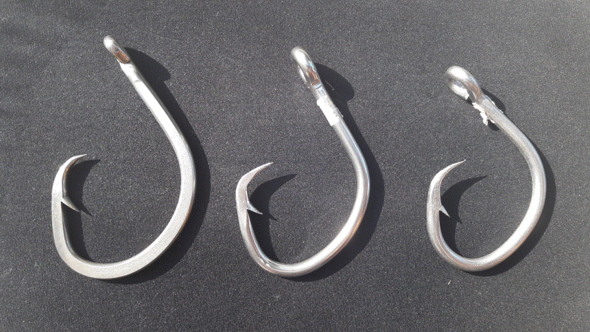 Circle hooks of different sizes: 18/0 (left), 16/0 (middle), and 14/0 (right). © PROJETO TAMAR