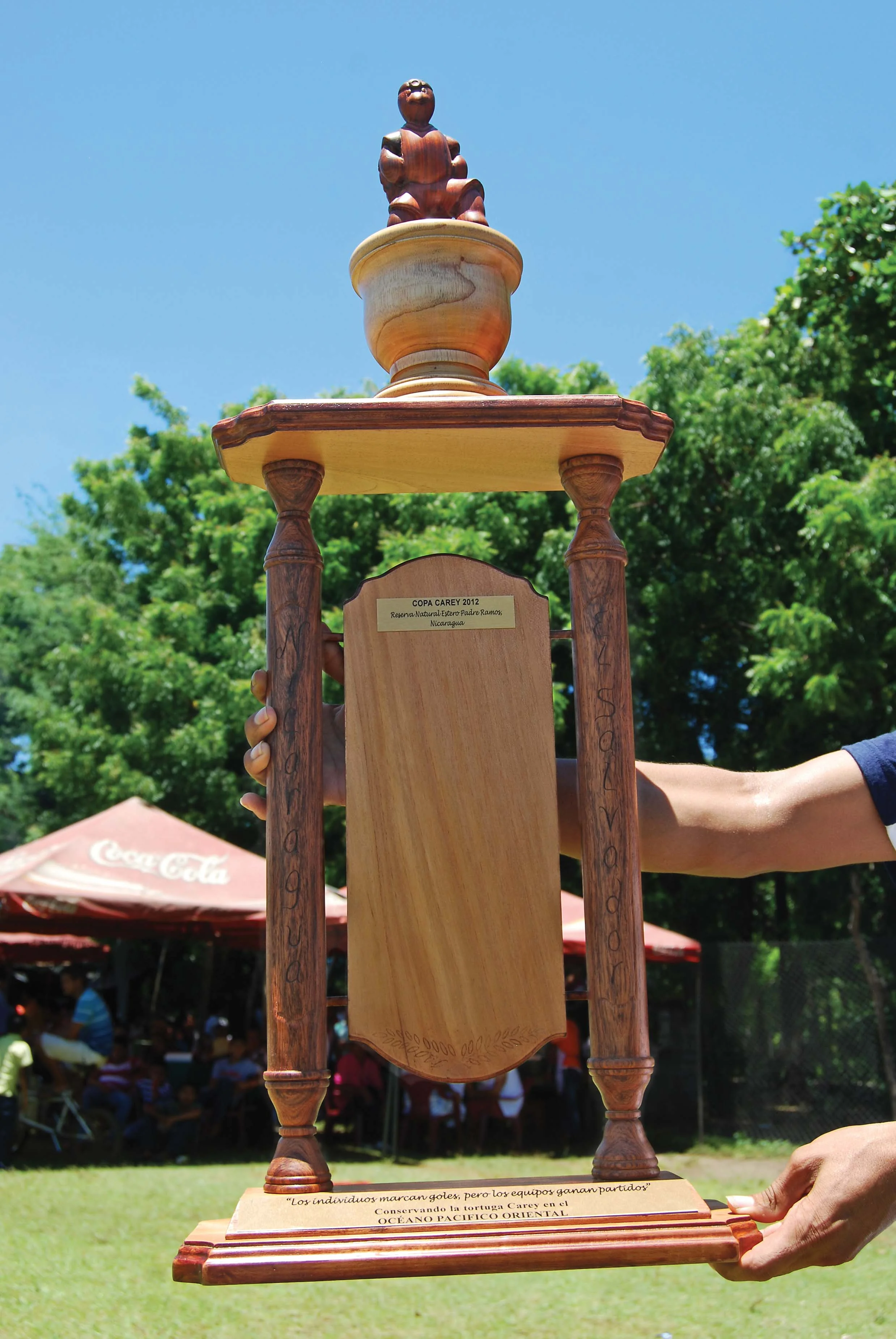 The Hawksbill Cup (Copa Carey) was awarded to Team Estero Padre Ramos for scoring the most “hawksbill conservation goals.” © Velkiss Gadea / FFI