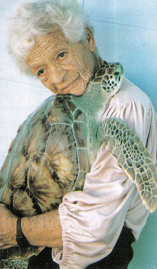 Ila Loetscher and a Kemp’s Ridley sea turtle. © EVELYN SIZEMORE / SEA TURTLE, INC.