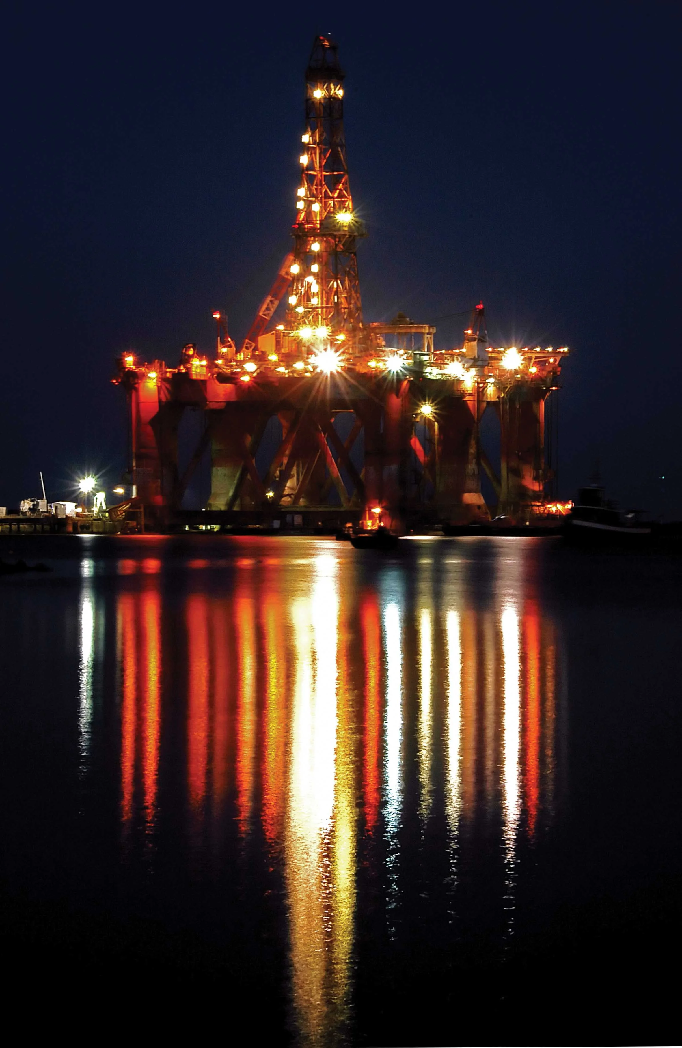 Oil rigs operate 24 hours a day and need a brightly illuminated drilling floor and deck. This artificial lighting can disorient sea turtles. © Rebecca McLean