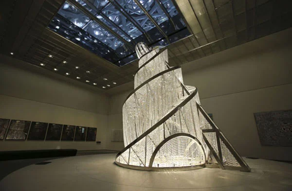 Vladimir Tatlin’in Üçüncü Enternasyonal Anıtı’ndan mülhem “Fountain of Light/Işık Pınarı” Ai Weiwei, Louvre Abu Dhabi