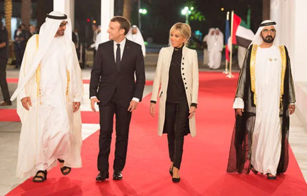 Abu Dhabi veliaht prensi Seyh Muhammed bin Zayid el-Nehyan, Fransa cumhurbaşkanı Emmanuel Macron ve eşi Brigitte Macron, Dubai Emiri Şeyh Muhammed bin Raşid el Maktum Louvre Abu Dhabi açılış töreninde. Macron, müze açılışından sonra Dubai’de iki ülke tarafından düzenlenen ekonomik foruma da katıldı.