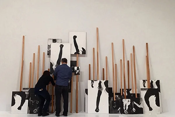 Whitney Müzesi çalışanları Annette Lemieux’nün “Left Right Left Right” adlı eserini ters çevirirken