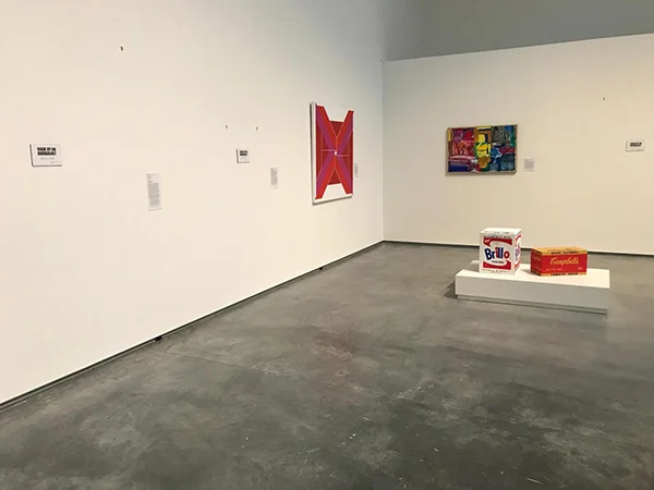 Davis Museum’da sergilerden çekilen eserlerin yerine yerleştirilen etiketler: “Made by an immigrant / Bir göçmen tarafından yapılmıştır”