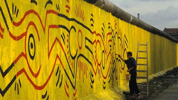 Keith Haring Berlin Duvarı’nı boyuyor