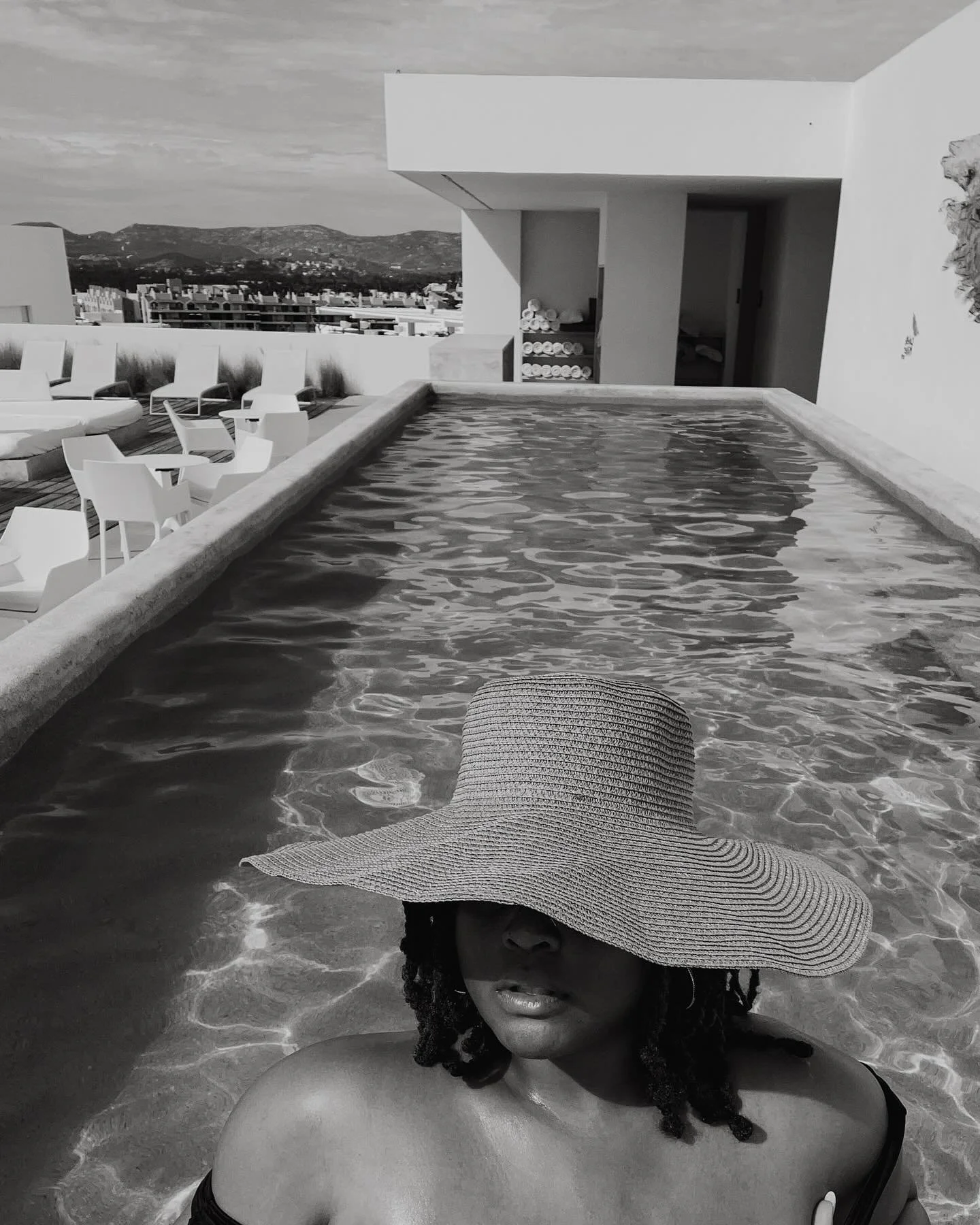 Warm and wet, I waded in a pool on a Cabo rooftop in the early hours of my birthday just a few months ago. Head dipped back into shallow water, inhaling deep, no sound but distant waves and the loudness of my own thoughts. Serenity.
⠀⠀⠀⠀⠀⠀⠀⠀⠀
I'm no 