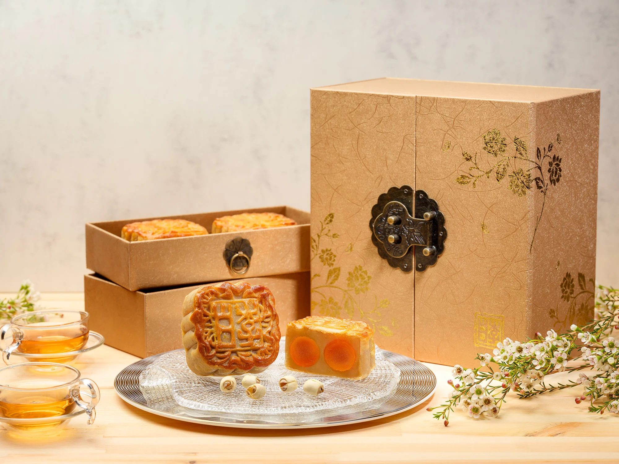 Mid-Autumn-2017-at-Li-Bai-Cantonese-Restaurant-Sheraton-Towers-Singapore-Baked-Double-Yolk-with-Premium-Box.jpg